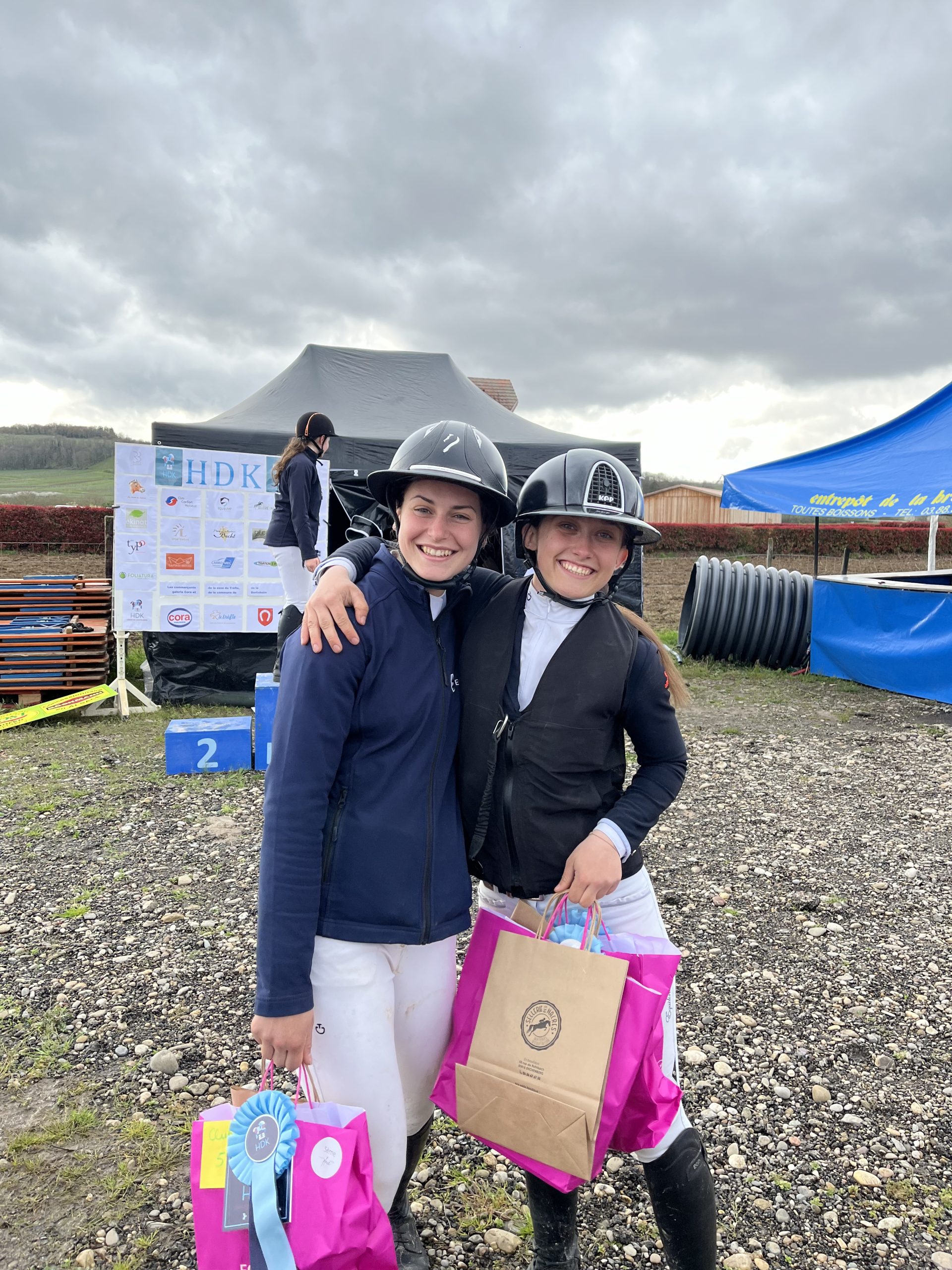 Enseignante Monitrice Inès Linck Camille Boof cheval poney enfants ados adolescents adultes école équestre scheidstein centre équestre club STRASBOURG ILLKIRCH ESCHAU PLOBSHEIM GEISPOLSHEIM LINGOLSHEIM